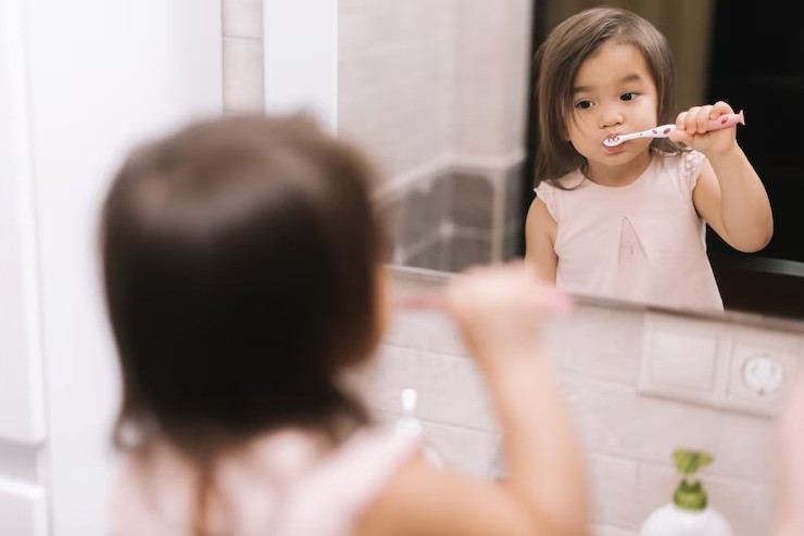 perkembangan anak usia 4 tahun, milestone anak usia 5 tahun, anak mandiri prasekolah, keterampilan sosial anak, anak belajar mandiri, parenting ibu muda, tahapan tumbuh kembang anak